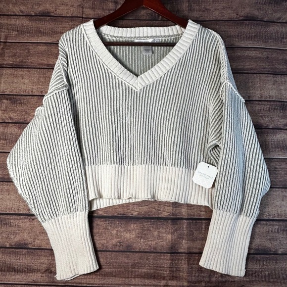 Altar'd State Sweaters - Altar'd State Womens Sage Green Cream Ribbed Cropped V-Neck Sweater Medium NWT